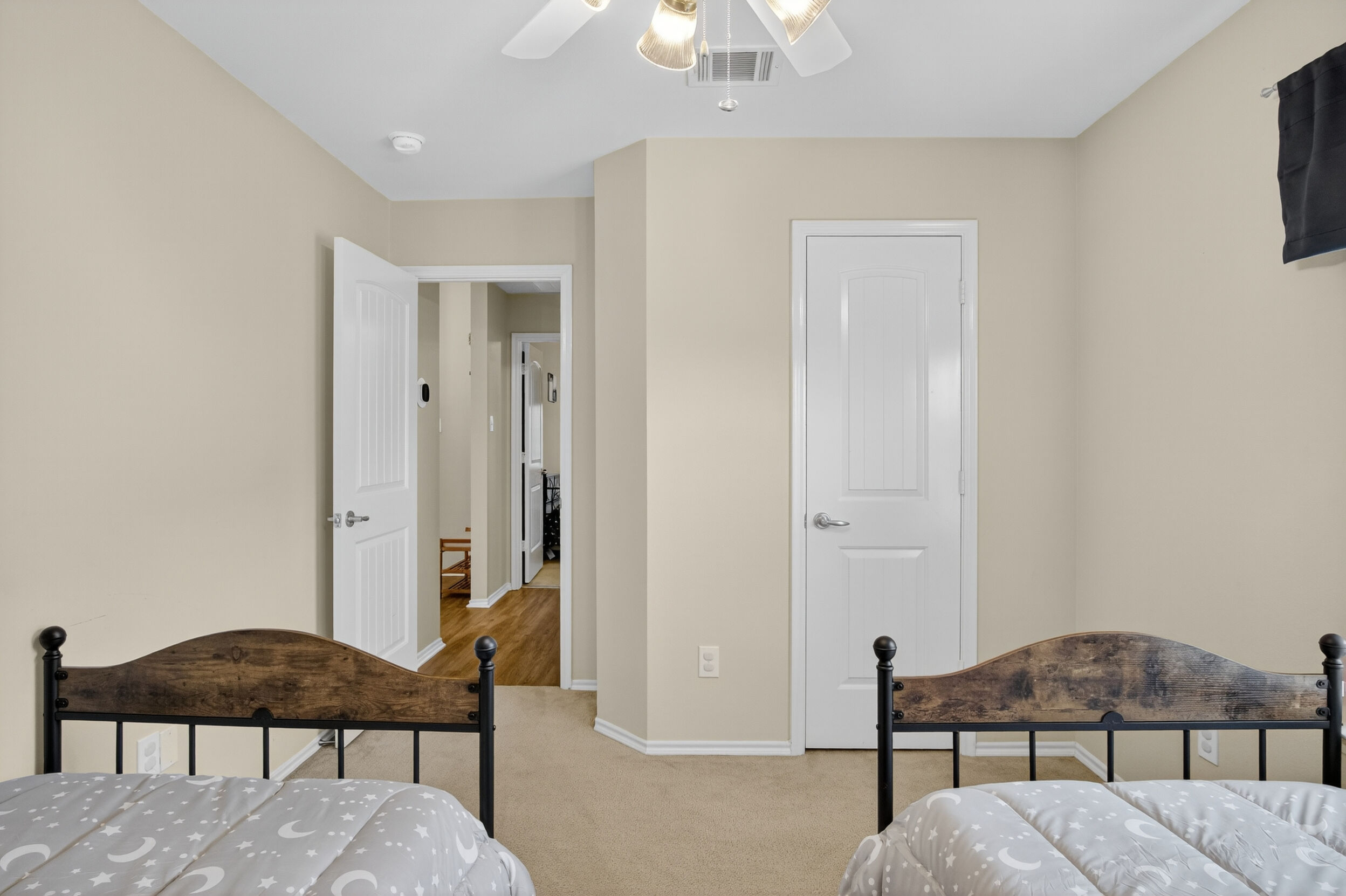 Bedroom with twin bed and closet